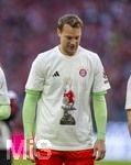 19.04.2026, Fussball Bundesliga 2025/2026, 30.Spieltag, FC Bayern München - VfB Stuttgart, in der Allianz-Arena München, die Spieler feiern nach dem Sieg die 35. Deutsche Meisterschaft. Die Mannschaft feiert mit den Fans und speziellen Meistertrikots mit Aufdruck des kultigen Porzellan-Kakadus mit Meisterschale. Torwart Manuel Neuer (FC Bayern München) 