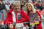 19.04.2026, Fussball Bundesliga 2025/2026, 30.Spieltag, FC Bayern München - VfB Stuttgart, in der Allianz-Arena München, die Spieler feiern nach dem Sieg die 35. Deutsche Meisterschaft.  Edelfan Erika Lapp (Fanclub Ebsdorf) mit einem Bild von Torwart Manuel Neuer (FC Bayern München) und Fanschal mit Ehren-Präsident Uli Hoeneß (FC Bayern München, Hoeness) Aufdruck.