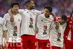 19.04.2026, Fussball Bundesliga 2025/2026, 30.Spieltag, FC Bayern München - VfB Stuttgart, in der Allianz-Arena München, die Spieler feiern nach dem Sieg die 35. Deutsche Meisterschaft. Die Mannschaft feiert mit den Fans und speziellen Meistertrikots mit Aufdruck des kultigen Porzellan-Kakadus mit Meisterschale. v.li:   Min-jae Kim (Bayern München, Minjae Kim), Jonathan Tah (FC Bayern München), Hiroki Ito (FC Bayern München), Raphael Guerreiro (FC Bayern München) 