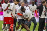 19.04.2026, Fussball Bundesliga 2025/2026, 30.Spieltag, FC Bayern München - VfB Stuttgart, in der Allianz-Arena München, die Spieler feiern nach dem Sieg die 35. Deutsche Meisterschaft. Die Mannschaft feiert mit den Fans und speziellen Meistertrikots mit Aufdruck des kultigen Porzellan-Kakadus mit Meisterschale. Co-Trainer Rodyse Munienge (mitte, FCB) wird von Co-Trainer Aaron Danks (Bayern München) getriezt, er nimmt es mit Humor. Jamal Musiala (Bayern München), 