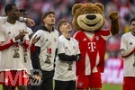 19.04.2026, Fussball Bundesliga 2025/2026, 30.Spieltag, FC Bayern München - VfB Stuttgart, in der Allianz-Arena München, die Spieler feiern nach dem Sieg die 35. Deutsche Meisterschaft. Die Mannschaft feiert mit den Fans und speziellen Meistertrikots mit Aufdruck des kultigen Porzellan-Kakadus mit Meisterschale. v.li:    Nicolas Jackson (FC Bayern München), Tom Bischof (Bayern München), Lennart Karl (FC Bayern München), Maskottchen Berni.