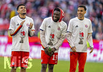 19.04.2026, Fussball Bundesliga 2025/2026, 30.Spieltag, FC Bayern München - VfB Stuttgart, in der Allianz-Arena München, die Spieler feiern nach dem Sieg die 35. Deutsche Meisterschaft. Die Mannschaft feiert mit den Fans und speziellen Meistertrikots mit Aufdruck des kultigen Porzellan-Kakadus mit Meisterschale. v.li:    Luis Diaz (FC Bayern München), Alphonso Davies (FC Bayern München), Jamal Musiala (Bayern München) 