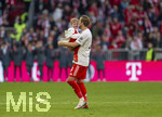 19.04.2026, Fussball Bundesliga 2025/2026, 30.Spieltag, FC Bayern München - VfB Stuttgart, in der Allianz-Arena München, die Spieler feiern nach dem Sieg die 35. Deutsche Meisterschaft. Die Mannschaft feiert mit den Fans und speziellen Meistertrikots mit Aufdruck des kultigen Porzellan-Kakadus mit Meisterschale. Harry Kane (FC Bayern München) mit Sohn auf dem Arm.