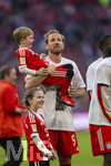 19.04.2026, Fussball Bundesliga 2025/2026, 30.Spieltag, FC Bayern München - VfB Stuttgart, in der Allianz-Arena München, die Spieler feiern nach dem Sieg die 35. Deutsche Meisterschaft. Die Mannschaft feiert mit den Fans und speziellen Meistertrikots mit Aufdruck des kultigen Porzellan-Kakadus mit Meisterschale. Harry Kane (FC Bayern München) mit seinen Kindern  