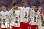 19.04.2026, Fussball Bundesliga 2025/2026, 30.Spieltag, FC Bayern München - VfB Stuttgart, in der Allianz-Arena München, die Spieler feiern nach dem Sieg die 35. Deutsche Meisterschaft. Die Mannschaft feiert mit den Fans und speziellen Meistertrikots mit Aufdruck des kultigen Porzellan-Kakadus mit Meisterschale. v.li:  Torwart Leonard Prescott (FC Bayern München), Deniz Ofli (FC Bayern München), Min-jae Kim (Bayern München, Minjae Kim), Jonathan Tah (FC Bayern München), Hiroki Ito (FC Bayern München) 