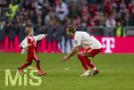 19.04.2026, Fussball Bundesliga 2025/2026, 30.Spieltag, FC Bayern München - VfB Stuttgart, in der Allianz-Arena München, die Spieler feiern nach dem Sieg die 35. Deutsche Meisterschaft. Die Mannschaft feiert mit den Fans und speziellen Meistertrikots mit Aufdruck des kultigen Porzellan-Kakadus mit Meisterschale. Harry Kane (FC Bayern München) mit Sohn der auf den Platz zu ihm läuft