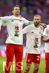 19.04.2026, Fussball Bundesliga 2025/2026, 30.Spieltag, FC Bayern München - VfB Stuttgart, in der Allianz-Arena München, die Spieler feiern nach dem Sieg die 35. Deutsche Meisterschaft. Die Mannschaft feiert mit den Fans und speziellen Meistertrikots mit Aufdruck des kultigen Porzellan-Kakadus mit Meisterschale.  v.li: Torwart Manuel Neuer (FC Bayern München), Konrad Laimer (FC Bayern München) 