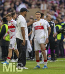19.04.2026, Fussball Bundesliga 2025/2026, 30.Spieltag, FC Bayern München - VfB Stuttgart, in der Allianz-Arena München, die Spieler feiern nach dem Sieg die 35. Deutsche Meisterschaft. Die Mannschaft feiert mit den Fans und speziellen Meistertrikots mit Aufdruck des kultigen Porzellan-Kakadus mit Meisterschale. v.li: Trainer Vincent Kompany (FC Bayern München) mit Badredine Bouanani (Stuttgart) 