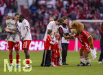 19.04.2026, Fussball Bundesliga 2025/2026, 30.Spieltag, FC Bayern München - VfB Stuttgart, in der Allianz-Arena München, die Spieler feiern nach dem Sieg die 35. Deutsche Meisterschaft. Die Mannschaft feiert mit den Fans und speziellen Meistertrikots mit Aufdruck des kultigen Porzellan-Kakadus mit Meisterschale. Josip Stanisic (Bayern München), Dayot Upamecano (FC Bayern München), Harry Kane (FC Bayern München), Maskottchen Berni mit den Kindern der Spieler.