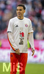 19.04.2026, Fussball Bundesliga 2025/2026, 30.Spieltag, FC Bayern München - VfB Stuttgart, in der Allianz-Arena München, die Spieler feiern nach dem Sieg die 35. Deutsche Meisterschaft. Die Mannschaft feiert mit den Fans und speziellen Meistertrikots mit Aufdruck des kultigen Porzellan-Kakadus mit Meisterschale. Jamal Musiala (Bayern München) 