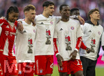 19.04.2026, Fussball Bundesliga 2025/2026, 30.Spieltag, FC Bayern München - VfB Stuttgart, in der Allianz-Arena München, die Spieler feiern nach dem Sieg die 35. Deutsche Meisterschaft. Die Mannschaft feiert mit den Fans und speziellen Meistertrikots mit Aufdruck des kultigen Porzellan-Kakadus mit Meisterschale. v.li:   Michael Olise (FC Bayern München), Joshua Kimmich (FC Bayern München), Aleksandar Pavlovic (Bayern München) , Nicolas Jackson (FC Bayern München),  