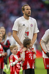 19.04.2026, Fussball Bundesliga 2025/2026, 30.Spieltag, FC Bayern München - VfB Stuttgart, in der Allianz-Arena München, die Spieler feiern nach dem Sieg die 35. Deutsche Meisterschaft. Die Mannschaft feiert mit den Fans und speziellen Meistertrikots mit Aufdruck des kultigen Porzellan-Kakadus mit Meisterschale. Harry Kane (FC Bayern München) mit seinen Kindern  
