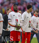 19.04.2026, Fussball Bundesliga 2025/2026, 30.Spieltag, FC Bayern München - VfB Stuttgart, in der Allianz-Arena München, die Spieler feiern nach dem Sieg die 35. Deutsche Meisterschaft. Die Mannschaft feiert mit den Fans und speziellen Meistertrikots mit Aufdruck des kultigen Porzellan-Kakadus mit Meisterschale. Alphonso Davies (FC Bayern München) 