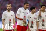 19.04.2026, Fussball Bundesliga 2025/2026, 30.Spieltag, FC Bayern München - VfB Stuttgart, in der Allianz-Arena München, die Spieler feiern nach dem Sieg die 35. Deutsche Meisterschaft. Die Mannschaft feiert mit den Fans und speziellen Meistertrikots mit Aufdruck des kultigen Porzellan-Kakadus mit Meisterschale. v.li: Konrad Laimer (FC Bayern München), Torwart Leonard Prescott (FC Bayern München), Deniz Ofli (FC Bayern München), Min-jae Kim (Bayern München, Minjae Kim) 