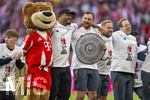19.04.2026, Fussball Bundesliga 2025/2026, 30.Spieltag, FC Bayern München - VfB Stuttgart, in der Allianz-Arena München, die Spieler feiern nach dem Sieg die 35. Deutsche Meisterschaft. Die Mannschaft feiert mit den Fans und speziellen Meistertrikots mit Aufdruck des kultigen Porzellan-Kakadus mit Meisterschale. v.li: Lennart Karl (FC Bayern München), Maskottchen Berni, Trainer Vincent Kompany (FC Bayern München), -, Co-Trainer Aaron Danks (Bayern München), 
