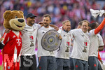 19.04.2026, Fussball Bundesliga 2025/2026, 30.Spieltag, FC Bayern München - VfB Stuttgart, in der Allianz-Arena München, die Spieler feiern nach dem Sieg die 35. Deutsche Meisterschaft. Die Mannschaft feiert mit den Fans und speziellen Meistertrikots mit Aufdruck des kultigen Porzellan-Kakadus mit Meisterschale. v.li: Maskottchen Berni, Trainer Vincent Kompany (FC Bayern München), -, Co-Trainer Aaron Danks (Bayern München), 