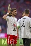 19.04.2026, Fussball Bundesliga 2025/2026, 30.Spieltag, FC Bayern München - VfB Stuttgart, in der Allianz-Arena München, die Spieler feiern nach dem Sieg die 35. Deutsche Meisterschaft. Die Mannschaft feiert mit den Fans und speziellen Meistertrikots mit Aufdruck des kultigen Porzellan-Kakadus mit Meisterschale. Leon Goretzka (FC Bayern München) mit der Porzellanfigur in der Hand. v.li: Torwart Sven Ulreich (FC Bayern München)  