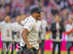 19.04.2026, Fussball Bundesliga 2025/2026, 30.Spieltag, FC Bayern München - VfB Stuttgart, in der Allianz-Arena München, die Spieler feiern nach dem Sieg die 35. Deutsche Meisterschaft. Die Mannschaft feiert mit den Fans und speziellen Meistertrikots mit Aufdruck des kultigen Porzellan-Kakadus mit Meisterschale. Trainer Vincent Kompany (FC Bayern München) jubelt frenetisch. 