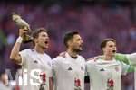 19.04.2026, Fussball Bundesliga 2025/2026, 30.Spieltag, FC Bayern München - VfB Stuttgart, in der Allianz-Arena München, die Spieler feiern nach dem Sieg die 35. Deutsche Meisterschaft. Die Mannschaft feiert mit den Fans und speziellen Meistertrikots mit Aufdruck des kultigen Porzellan-Kakadus mit Meisterschale. von links:  Leon Goretzka (FC Bayern München) mit der Porzellanfigur in der Hand. v.li: Torwart Sven Ulreich (FC Bayern München), Torwart Jonas Urbig (FC Bayern München).