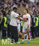 19.04.2026, Fussball Bundesliga 2025/2026, 30.Spieltag, FC Bayern München - VfB Stuttgart, in der Allianz-Arena München, die Spieler feiern nach dem Sieg die 35. Deutsche Meisterschaft. Die Mannschaft feiert mit den Fans und speziellen Meistertrikots mit Aufdruck des kultigen Porzellan-Kakadus mit Meisterschale. v.li: Trainer Vincent Kompany (FC Bayern München) mit Badredine Bouanani (Stuttgart) 
