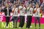 19.04.2026, Fussball Bundesliga 2025/2026, 30.Spieltag, FC Bayern München - VfB Stuttgart, in der Allianz-Arena München, die Spieler feiern nach dem Sieg die 35. Deutsche Meisterschaft. Die Mannschaft feiert mit den Fans und speziellen Meistertrikots mit Aufdruck des kultigen Porzellan-Kakadus mit Meisterschale. v.li: Sportdirektor Christoph Freund (Bayern München), Busfahrer Michael Lauerbach, Trainer Vincent Kompany (FC Bayern München), re: Torwart-Trainer Michael Rechner (FC Bayern München), 