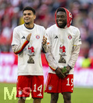 19.04.2026, Fussball Bundesliga 2025/2026, 30.Spieltag, FC Bayern München - VfB Stuttgart, in der Allianz-Arena München, die Spieler feiern nach dem Sieg die 35. Deutsche Meisterschaft. Die Mannschaft feiert mit den Fans und speziellen Meistertrikots mit Aufdruck des kultigen Porzellan-Kakadus mit Meisterschale. Luis Diaz (FC Bayern München) und Alphonso Davies (re, FC Bayern München) 