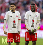 19.04.2026, Fussball Bundesliga 2025/2026, 30.Spieltag, FC Bayern München - VfB Stuttgart, in der Allianz-Arena München, die Spieler feiern nach dem Sieg die 35. Deutsche Meisterschaft. Die Mannschaft feiert mit den Fans und speziellen Meistertrikots mit Aufdruck des kultigen Porzellan-Kakadus mit Meisterschale. von links:  Luis Diaz (FC Bayern München), Alphonso Davies (FC Bayern München),