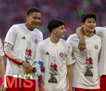 19.04.2026, Fussball Bundesliga 2025/2026, 30.Spieltag, FC Bayern München - VfB Stuttgart, in der Allianz-Arena München, die Spieler feiern nach dem Sieg die 35. Deutsche Meisterschaft. Die Mannschaft feiert mit den Fans und speziellen Meistertrikots mit Aufdruck des kultigen Porzellan-Kakadus mit Meisterschale. v.li:  Torwart Leonard Prescott (FC Bayern München), Deniz Ofli (FC Bayern München), Min-jae Kim (Bayern München, Minjae Kim) 
