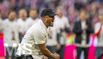 19.04.2026, Fussball Bundesliga 2025/2026, 30.Spieltag, FC Bayern München - VfB Stuttgart, in der Allianz-Arena München, die Spieler feiern nach dem Sieg die 35. Deutsche Meisterschaft. Die Mannschaft feiert mit den Fans und speziellen Meistertrikots mit Aufdruck des kultigen Porzellan-Kakadus mit Meisterschale. Trainer Vincent Kompany (FC Bayern München) jubelt frenetisch. 