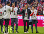 19.04.2026, Fussball Bundesliga 2025/2026, 30.Spieltag, FC Bayern München - VfB Stuttgart, in der Allianz-Arena München, die Spieler feiern nach dem Sieg die 35. Deutsche Meisterschaft. Die Mannschaft feiert mit den Fans und speziellen Meistertrikots mit Aufdruck des kultigen Porzellan-Kakadus mit Meisterschale. v.li: Trainer Vincent Kompany (FC Bayern München), Sportdirektor Christoph Freund (Bayern München), Busfahrer Michael Lauerbach, 