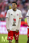 19.04.2026, Fussball Bundesliga 2025/2026, 30.Spieltag, FC Bayern München - VfB Stuttgart, in der Allianz-Arena München, die Spieler feiern nach dem Sieg die 35. Deutsche Meisterschaft. Die Mannschaft feiert mit den Fans und speziellen Meistertrikots mit Aufdruck des kultigen Porzellan-Kakadus mit Meisterschale. Luis Diaz (FC Bayern München) lachend 