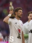 19.04.2026, Fussball Bundesliga 2025/2026, 30.Spieltag, FC Bayern München - VfB Stuttgart, in der Allianz-Arena München, die Spieler feiern nach dem Sieg die 35. Deutsche Meisterschaft. Die Mannschaft feiert mit den Fans und speziellen Meistertrikots mit Aufdruck des kultigen Porzellan-Kakadus mit Meisterschale. Leon Goretzka (FC Bayern München) mit der Porzellanfigur in der Hand. 