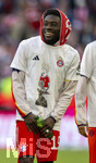 19.04.2026, Fussball Bundesliga 2025/2026, 30.Spieltag, FC Bayern München - VfB Stuttgart, in der Allianz-Arena München, die Spieler feiern nach dem Sieg die 35. Deutsche Meisterschaft. Die Mannschaft feiert mit den Fans und speziellen Meistertrikots mit Aufdruck des kultigen Porzellan-Kakadus mit Meisterschale. Alphonso Davies (FC Bayern München) 