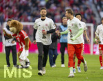 19.04.2026, Fussball Bundesliga 2025/2026, 30.Spieltag, FC Bayern München - VfB Stuttgart, in der Allianz-Arena München, die Spieler feiern nach dem Sieg die 35. Deutsche Meisterschaft. Die Mannschaft feiert mit den Fans und speziellen Meistertrikots mit Aufdruck des kultigen Porzellan-Kakadus mit Meisterschale. v.li: Torwart Sven Ulreich (FC Bayern München), Torwart Manuel Neuer (FC Bayern München) 