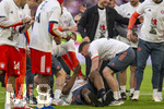 19.04.2026, Fussball Bundesliga 2025/2026, 30.Spieltag, FC Bayern München - VfB Stuttgart, in der Allianz-Arena München, die Spieler feiern nach dem Sieg die 35. Deutsche Meisterschaft. Die Mannschaft feiert mit den Fans und speziellen Meistertrikots mit Aufdruck des kultigen Porzellan-Kakadus mit Meisterschale. Co-Trainer Rodyse Munienge (am Boden, FCB) wird von seinen Kameraden vom Staff getriezt, er nimmt es mit Humor.