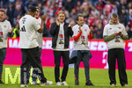 19.04.2026, Fussball Bundesliga 2025/2026, 30.Spieltag, FC Bayern München - VfB Stuttgart, in der Allianz-Arena München, die Spieler feiern nach dem Sieg die 35. Deutsche Meisterschaft. Die Mannschaft feiert mit den Fans und speziellen Meistertrikots mit Aufdruck des kultigen Porzellan-Kakadus mit Meisterschale. v.li: Trainer Vincent Kompany (FC Bayern München), Sportdirektor Christoph Freund (Bayern München), Busfahrer Michael Lauerbach, 