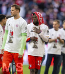 19.04.2026, Fussball Bundesliga 2025/2026, 30.Spieltag, FC Bayern München - VfB Stuttgart, in der Allianz-Arena München, die Spieler feiern nach dem Sieg die 35. Deutsche Meisterschaft. Die Mannschaft feiert mit den Fans und speziellen Meistertrikots mit Aufdruck des kultigen Porzellan-Kakadus mit Meisterschale. v.li: Torwart Manuel Neuer (FC Bayern München), Alphonso Davies (FC Bayern München) 