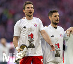 19.04.2026, Fussball Bundesliga 2025/2026, 30.Spieltag, FC Bayern München - VfB Stuttgart, in der Allianz-Arena München, die Spieler feiern nach dem Sieg die 35. Deutsche Meisterschaft. Die Mannschaft feiert mit den Fans und speziellen Meistertrikots mit Aufdruck des kultigen Porzellan-Kakadus mit Meisterschale. v.lI. Leon Goretzka (FC Bayern München) mit der Porzellanfigur in der Hand. Torwart Sven Ulreich (FC Bayern München) 