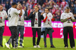 19.04.2026, Fussball Bundesliga 2025/2026, 30.Spieltag, FC Bayern München - VfB Stuttgart, in der Allianz-Arena München, die Spieler feiern nach dem Sieg die 35. Deutsche Meisterschaft. Die Mannschaft feiert mit den Fans und speziellen Meistertrikots mit Aufdruck des kultigen Porzellan-Kakadus mit Meisterschale. v.li: Trainer Vincent Kompany (FC Bayern München), Sportdirektor Christoph Freund (Bayern München), Busfahrer Michael Lauerbach, 