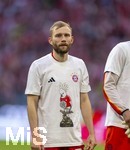 19.04.2026, Fussball Bundesliga 2025/2026, 30.Spieltag, FC Bayern München - VfB Stuttgart, in der Allianz-Arena München, die Spieler feiern nach dem Sieg die 35. Deutsche Meisterschaft. Die Mannschaft feiert mit den Fans und speziellen Meistertrikots mit Aufdruck des kultigen Porzellan-Kakadus mit Meisterschale. Konrad Laimer (FC Bayern München) 