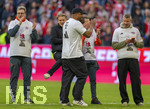 19.04.2026, Fussball Bundesliga 2025/2026, 30.Spieltag, FC Bayern München - VfB Stuttgart, in der Allianz-Arena München, die Spieler feiern nach dem Sieg die 35. Deutsche Meisterschaft. Die Mannschaft feiert mit den Fans und speziellen Meistertrikots mit Aufdruck des kultigen Porzellan-Kakadus mit Meisterschale. Sportdirektor Christoph Freund (Bayern München) gibt Trainer Vincent Kompany (FC Bayern München) einen begeisterten tritt in den Hintern.