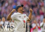 19.04.2026, Fussball Bundesliga 2025/2026, 30.Spieltag, FC Bayern München - VfB Stuttgart, in der Allianz-Arena München, die Spieler feiern nach dem Sieg die 35. Deutsche Meisterschaft. Die Mannschaft feiert mit den Fans und speziellen Meistertrikots mit Aufdruck des kultigen Porzellan-Kakadus mit Meisterschale. Trainer Vincent Kompany (FC Bayern München) jubelt frenetisch. 