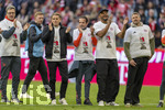 19.04.2026, Fussball Bundesliga 2025/2026, 30.Spieltag, FC Bayern München - VfB Stuttgart, in der Allianz-Arena München, die Spieler feiern nach dem Sieg die 35. Deutsche Meisterschaft. Die Mannschaft feiert mit den Fans und speziellen Meistertrikots mit Aufdruck des kultigen Porzellan-Kakadus mit Meisterschale. v.li: Sportdirektor Christoph Freund (Bayern München), Busfahrer Michael Lauerbach, Trainer Vincent Kompany (FC Bayern München),