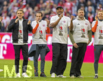 19.04.2026, Fussball Bundesliga 2025/2026, 30.Spieltag, FC Bayern München - VfB Stuttgart, in der Allianz-Arena München, die Spieler feiern nach dem Sieg die 35. Deutsche Meisterschaft. Die Mannschaft feiert mit den Fans und speziellen Meistertrikots mit Aufdruck des kultigen Porzellan-Kakadus mit Meisterschale. v.li: Sportdirektor Christoph Freund (Bayern München), Busfahrer Michael Lauerbach, Trainer Vincent Kompany (FC Bayern München), 