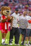 19.04.2026, Fussball Bundesliga 2025/2026, 30.Spieltag, FC Bayern München - VfB Stuttgart, in der Allianz-Arena München, die Spieler feiern nach dem Sieg die 35. Deutsche Meisterschaft. Die Mannschaft feiert mit den Fans und speziellen Meistertrikots mit Aufdruck des kultigen Porzellan-Kakadus mit Meisterschale. v.li: Maskottchen Berni, Trainer Vincent Kompany (FC Bayern München), 