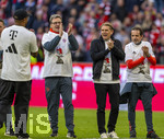 19.04.2026, Fussball Bundesliga 2025/2026, 30.Spieltag, FC Bayern München - VfB Stuttgart, in der Allianz-Arena München, die Spieler feiern nach dem Sieg die 35. Deutsche Meisterschaft. Die Mannschaft feiert mit den Fans und speziellen Meistertrikots mit Aufdruck des kultigen Porzellan-Kakadus mit Meisterschale. v.li: Trainer Vincent Kompany (FC Bayern München), Sportdirektor Christoph Freund (Bayern München), Busfahrer Michael Lauerbach, 