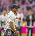 19.04.2026, Fussball Bundesliga 2025/2026, 30.Spieltag, FC Bayern München - VfB Stuttgart, in der Allianz-Arena München, die Spieler feiern nach dem Sieg die 35. Deutsche Meisterschaft. Die Mannschaft feiert mit den Fans und speziellen Meistertrikots mit Aufdruck des kultigen Porzellan-Kakadus mit Meisterschale. Trainer Vincent Kompany (FC Bayern München) jubelt frenetisch. 