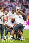 19.04.2026, Fussball Bundesliga 2025/2026, 30.Spieltag, FC Bayern München - VfB Stuttgart, in der Allianz-Arena München, die Spieler feiern nach dem Sieg die 35. Deutsche Meisterschaft. Die Mannschaft feiert mit den Fans und speziellen Meistertrikots mit Aufdruck des kultigen Porzellan-Kakadus mit Meisterschale. Co-Trainer Rodyse Munienge (mitte, FCB) wird von seinen Kameraden vom Staff getriezt, er nimmt es mit Humor.