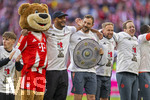 19.04.2026, Fussball Bundesliga 2025/2026, 30.Spieltag, FC Bayern München - VfB Stuttgart, in der Allianz-Arena München, die Spieler feiern nach dem Sieg die 35. Deutsche Meisterschaft. Die Mannschaft feiert mit den Fans und speziellen Meistertrikots mit Aufdruck des kultigen Porzellan-Kakadus mit Meisterschale. v.li: Lennart Karl (FC Bayern München), Maskottchen Berni, Trainer Vincent Kompany (FC Bayern München), -, Co-Trainer Aaron Danks (Bayern München), 