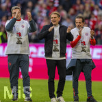 19.04.2026, Fussball Bundesliga 2025/2026, 30.Spieltag, FC Bayern München - VfB Stuttgart, in der Allianz-Arena München, die Spieler feiern nach dem Sieg die 35. Deutsche Meisterschaft. Die Mannschaft feiert mit den Fans und speziellen Meistertrikots mit Aufdruck des kultigen Porzellan-Kakadus mit Meisterschale. v.li: -, Sportdirektor Christoph Freund (Bayern München), Busfahrer Michael Lauerbach, 